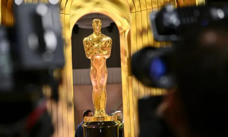 oscars-statue-setup-2024-billboard-espanol-1548-750×450