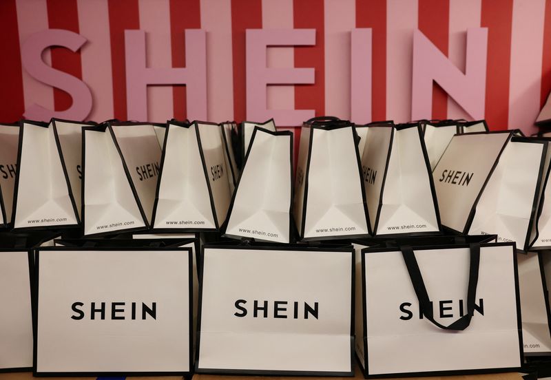 FOTO DE ARCHIVO. Un logo de la marca de moda Shein sobre una pila de bolsas de regalo, en Liverpool, Reino Unido